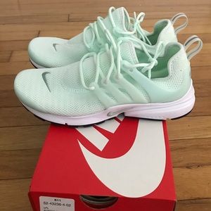Nike Air Presto Size 6. Never been Worn W/ box
